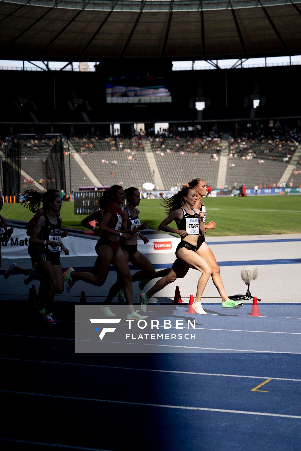 Katharina Trost (LG Stadtwerke Muenchen) neben Marie Burchard (SC DHfK Leipzig e.V.) waehrend der deutschen Leichtathletik-Meisterschaften im Olympiastadion am 26.06.2022 in Berlin